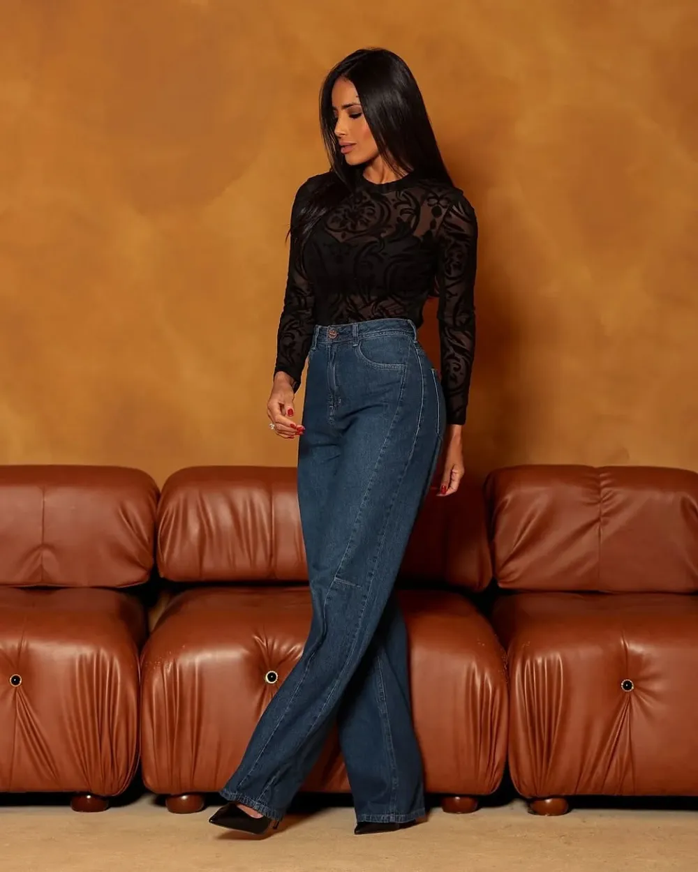 Calça jeans pantalona escura, ângulo 1 de 3