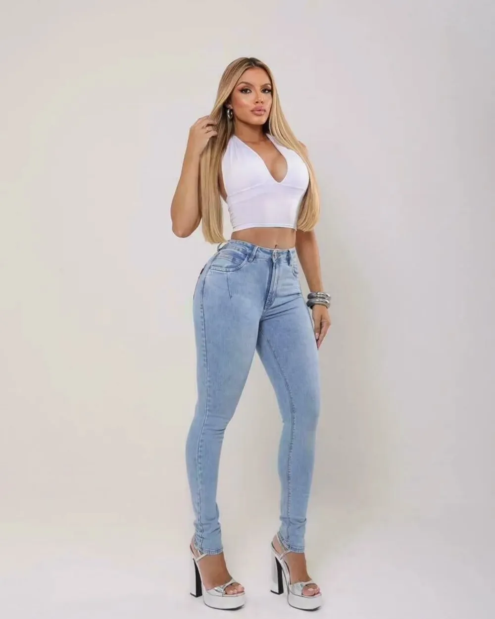 Calça jeans skinny clara, ângulo 1 de 3