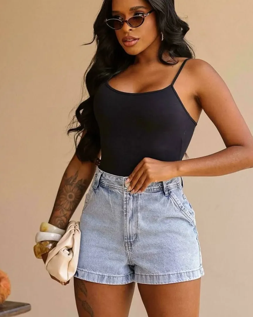 Short jeans claro, ângulo 1 de 3