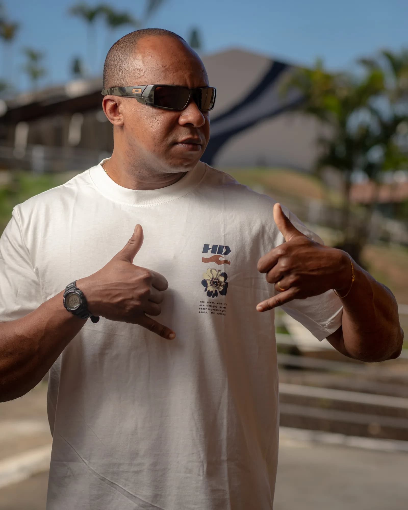 Camiseta HD Hawaiian Dreams off-white, fotografada pela VAYLW